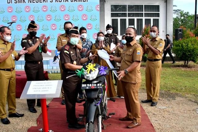 Peringati Hari Guru dan Hari Anti Korupsi, Kejati Jambi Hibahkan Motor ke SMKN 3 Kota Jambi