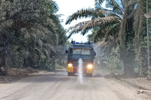 Polres Muaro Jambi Kerahkan Mobil Water Cannon Siram Debu di Jalur II Batu Bara