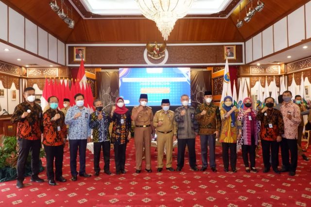 Gubernur Al Haris Serahkan DIPA dan TKDD Tahun Anggaran 2022