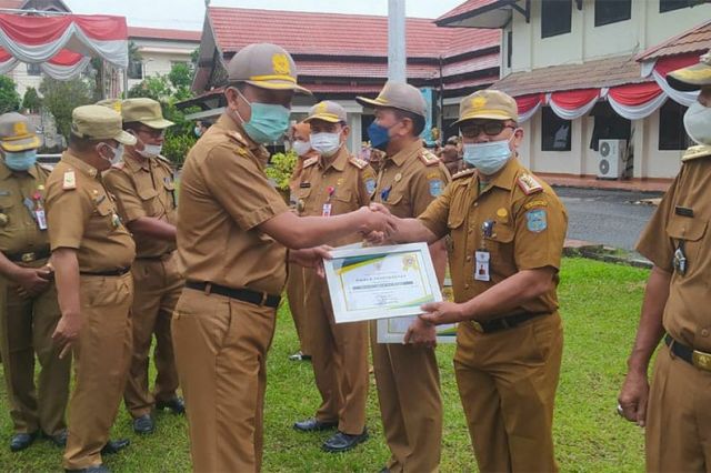 Bupati Mashuri Berikan Penghargaan kepada 12 Instansi