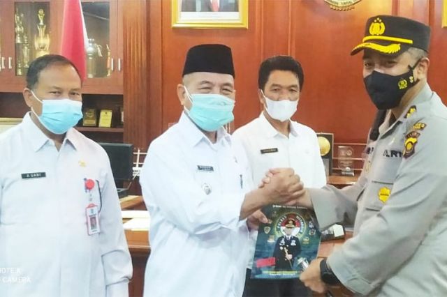 Bupati Mashuri Dapat Hadiah Buku Pengalaman AKBP Irwan Andy Selama Bertugas di Merangin