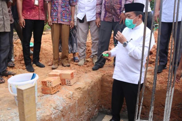 Gubernur Al Haris Meletakkan Batu Pertama Pembangunan Masjid Al Azhar