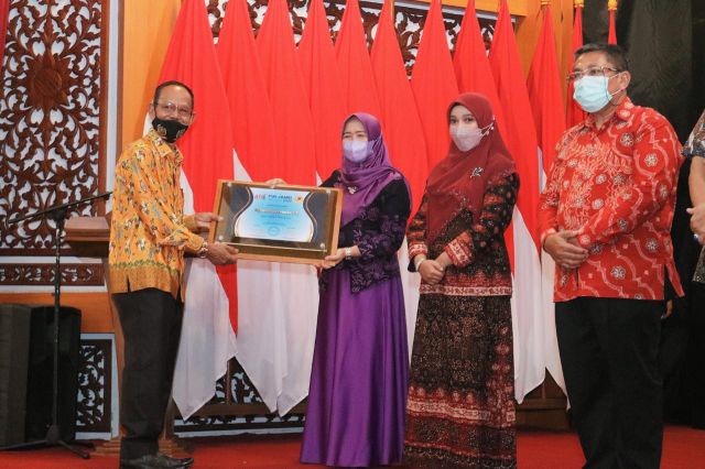 Hesti Haris Terima Anugerah Tokoh Wanita Insfiratif PWI Jambi Awards 2022
