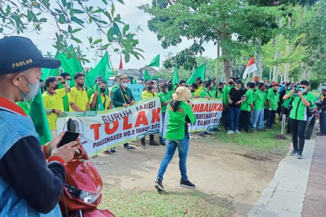 Aksi di DPRD Provinsi Jambi, Ratusan Buruh Pinta Aturan JHT Dicabut
