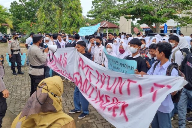 Siswa SMAN 3 Muaro Jambi Demo, Tuntut Kepala Sekolah Mundur