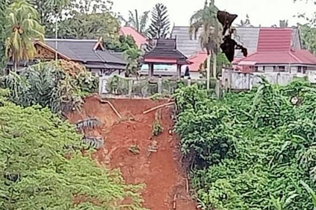 Tergerus Air, Sebagian Rumah Dinas Bupati Merangin Nyaris Hanyut