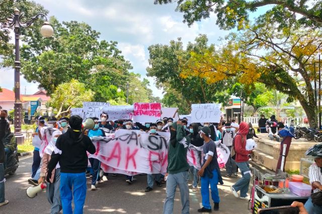 Ratusan Siswa SMKN 3 Jambi Gelar Aksi Unjuk Rasa