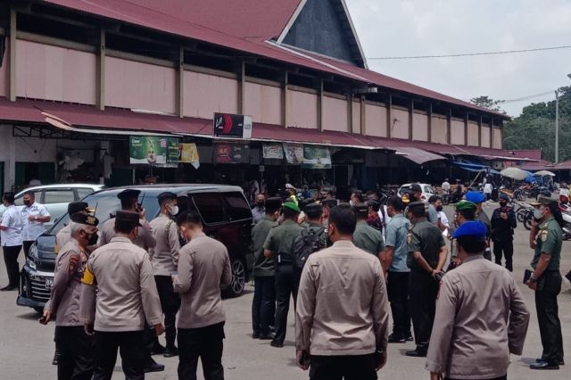 Jelang Kedatangan Presiden Jokowi, Ratusan Aparat Sisir Pasar Angso Duo