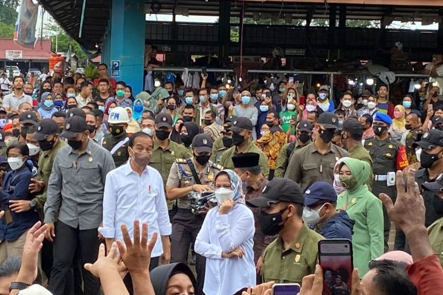 Presiden Jokowi Launching Perdana Penyaluran BLT Minyak Goreng di Pasar Angso Duo Jambi