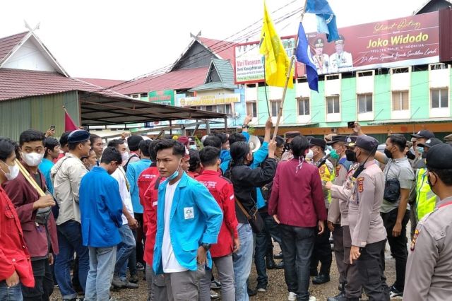 Sambut Kedatangan Jokowi di Jambi, Mahasiswa Demo Tolak Perpanjangan Masa Jabatan Presiden