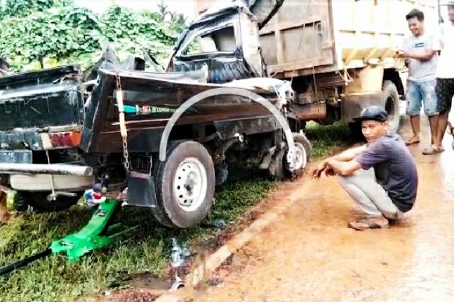 Suzuki Carry Remuk Usai Bertabrakan dengan Truk Tronton di Muara Sabak