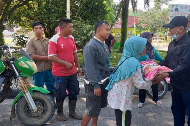 Bagikan Beras, Bupati Mashuri Datangi Langsung Petugas Kebersihan