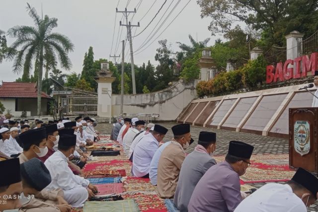 Pemkab Merangin Gelar Sholat Idul Fitri di Halaman Kantor Bupati