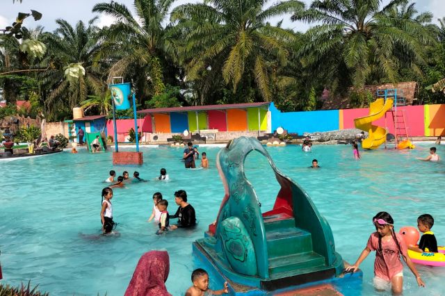 Lebaran, Kolam Renang di Desa Rawa Medang Tanjab Barat Dipadati Pengunjung
