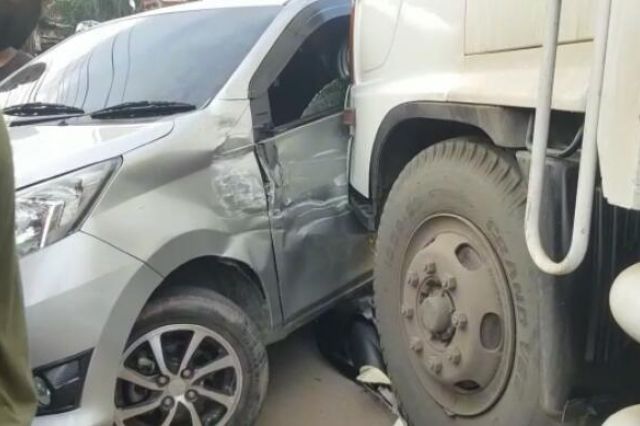 Tronton Tabrak Pengendara Mobil dan Motor di Kota Jambi