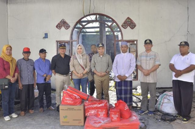 Pj Bupati Aspan Salurkan Bantuan Korban Kebakaran di Rimbo Bujang