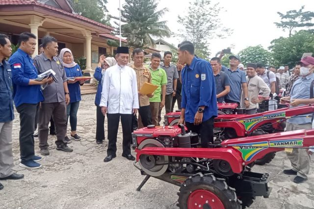 Bupati Mashuri Beri Bantuan Alat Pertanian untuk Tujuh Kelompok Tani