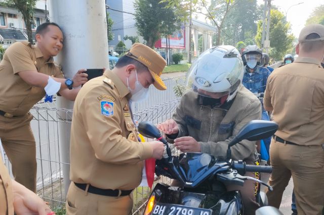 Gerakan 10 Juta Bendera Merah Putih, Gubernur Al Haris Turun Aksi di Simpang BI