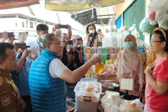Pantau Harga Sembako di Pasar Angso Duo Baru Jambi, Mendag Zulhas Beli Minyak Goreng
