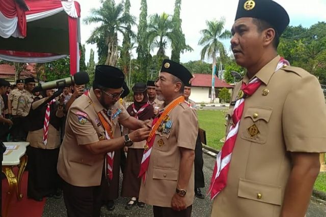 Bupati Mashuri Dianugerahi Penghargaan Lencana Melati