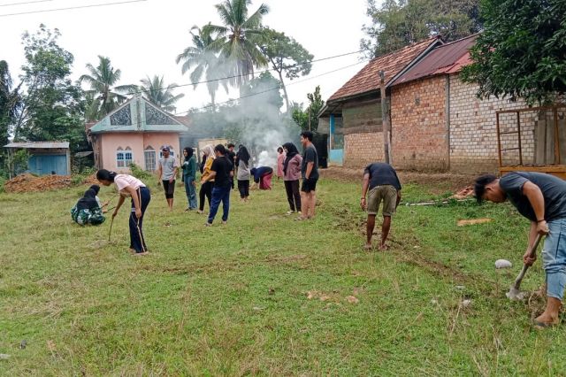 Di Lokasi TMMD ke 115, Warga dan Mahasiswa Gotong Royong Buat Lapangan Voli