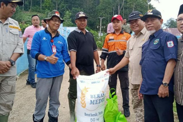 Bupati Mashuri dan Wabup Nilwan Kompak Turun Salurkan Bantuan Banjir