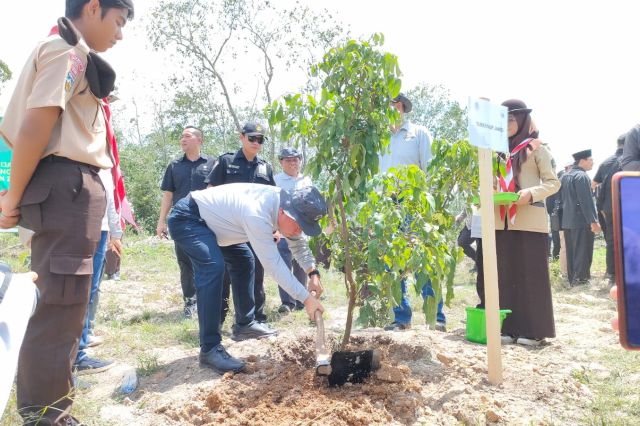 Komitmen Menjaga DAS, Gubernur Al Haris Tanam Pohon Bersama Pesilat PSHT