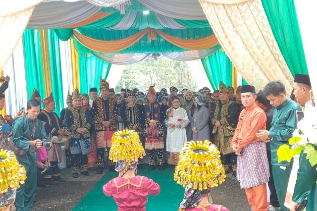 Hadiri HUT Kabupaten Merangin: Wagub Abdullah Sani Gunakan Baju Adat Bumi Tali Undang Tambang Teliti
