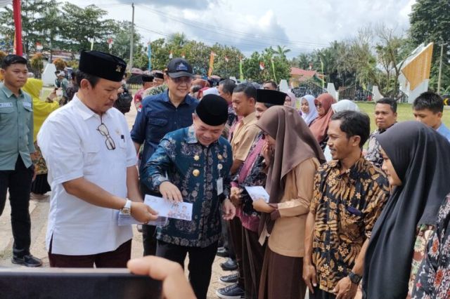 Gubernur Al Haris Serahkan Bantuan Pendidikan Program Dumisake pada 4.701 Siswa SMK, SMA dan SLB