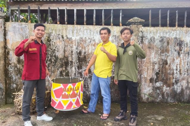 Wujudkan Lingkungan Bebas Sampah: Mapala STAI An-Nadwah Bagikan Tong Sampah ke Masyarakat