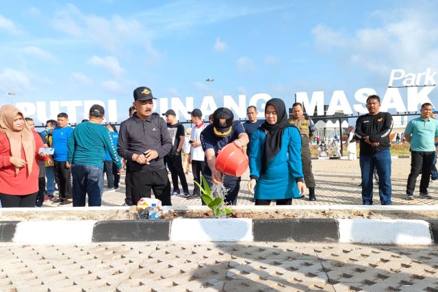 Senam Bersama di Taman Putri Pinang Masak: Gubernur Al Haris Tanam Ratusan Pinang