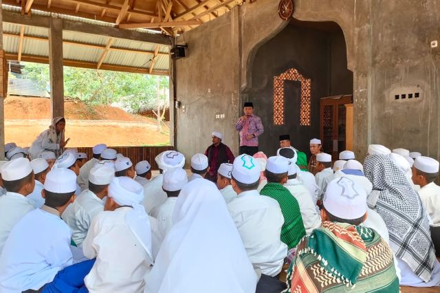 Silaturahmi ke Ponpes Raudhatut Tholibin Bungo: Gubernur Al Haris Motivasi Santri Semangat Belajar