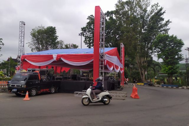 Pengendara Keluhkan Tenda-tenda di Tugu Keris yang Menganggu