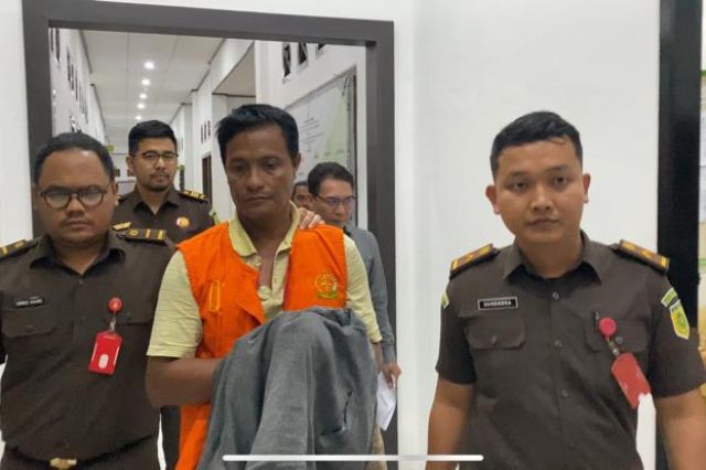 Kejari Tanjab Barat Tahan Tersangka Korupsi Dana Desa Tanjung Benanak