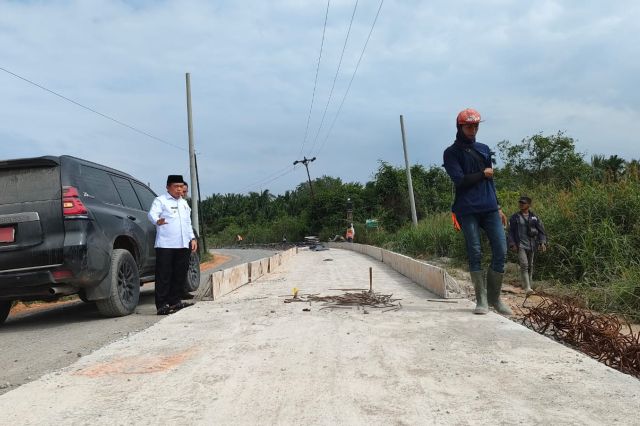 Lagi Proses Pengerjaan: Gubernur Al Haris Tinjau Proyek Jalan Provinsi Sungai Saren-Senyerang