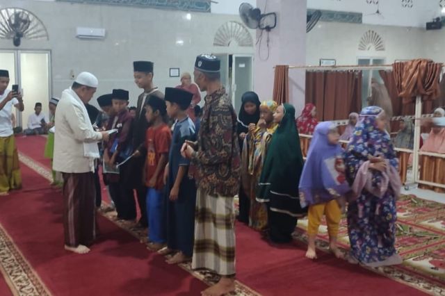 Safari Ramadan di Masjid Al Hikmah Sejinjang: Gubernur Al Haris Santuni Anak Yatim dan Bagikan Sembako