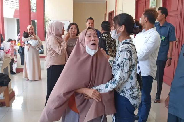 Menyayat Hati: Seorang Ibu Histeris dan Berurai Air Mata Mendengar Vonis 4 Tahun Penjara