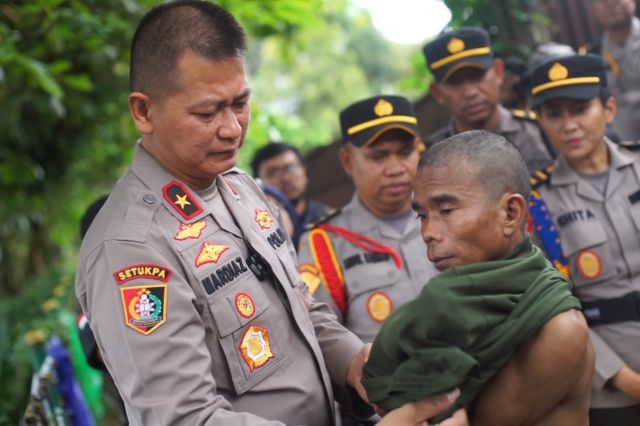 Diberi Kejutan Modal Usaha: Pemulung di Sukabumi Menangis dan Pingsan di Pelukan Jendral Polisi