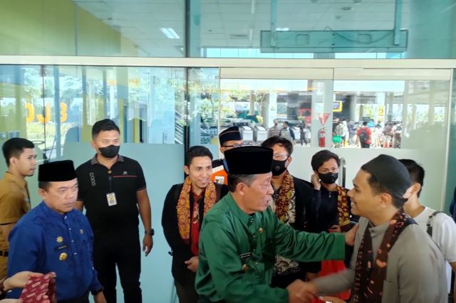 Gubernur Al Haris dan Abdullah Sani Sambut Kedatangan Mahasiswa Jambi dari Sudan 