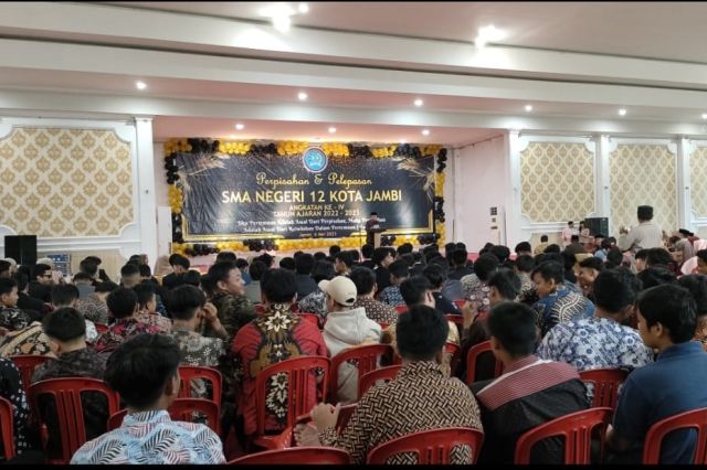 Pelepasan SMAN 12 Kota Jambi: Gubernur Al Haris Berikan Wejangan Kepada Siswa Baru Lulus