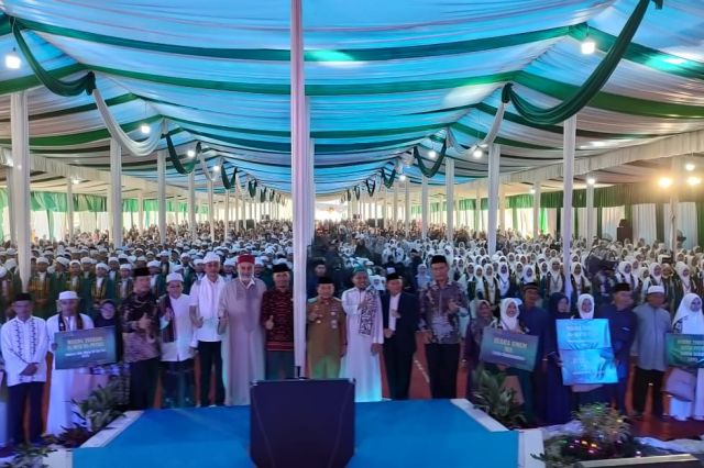 Hadiri Wisuda Akbar Santri Ponpes Darul Arifin Jambi: Gubernur Al Haris Hadiahi Lulusan Terbaik Umroh Gratis