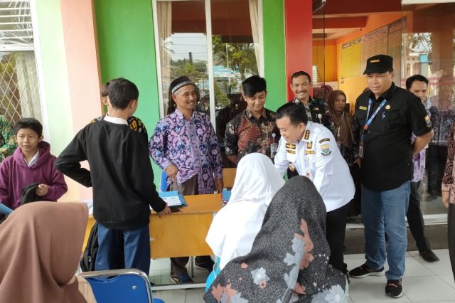 Turun Langsung ke Sekolah: Gubernur Al Haris Pantau PPDB SMA dan SMK