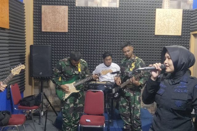 Tingkatkan Sinergitas TNI dan Polri: Band Kartipala Brimob Polda Jambi Latihan Bersama Personel Batalyon Yonif Raider 142 KJ
