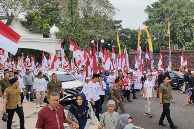 Gubernur Al Haris dan Wagub Abdullah Sani Ikut Pawai Kirab 10 Juta Bendera Merah Putih