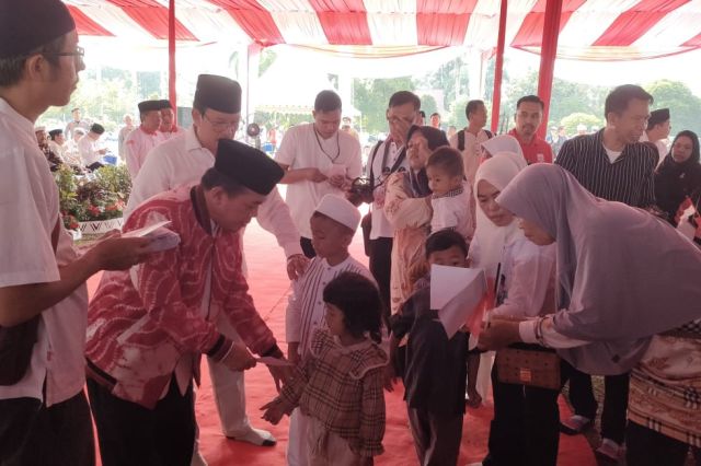Peringatan 10 Muharram 1445 H, Gubernur Al Haris Berbagi Kebahagiaan Bersama Ribuan Anak Yatim
