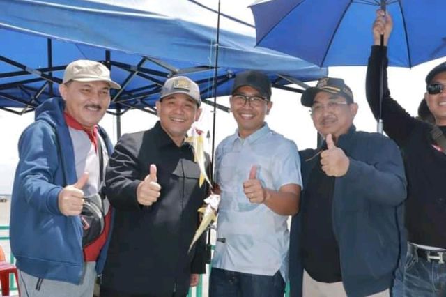 Wakil Gubernur Jambi H. Abdullah Sani Mancing Bersama Bupati Anwar Sadat di Pelabuhan Roro Kuala Tungkal