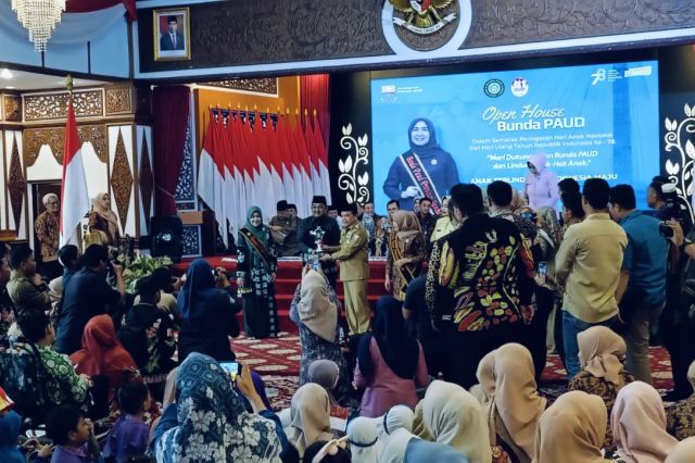 Gubernur Al Haris Serahkan 9 Penghargaan Kota Layak Anak: Ini Daftar Daerahnya