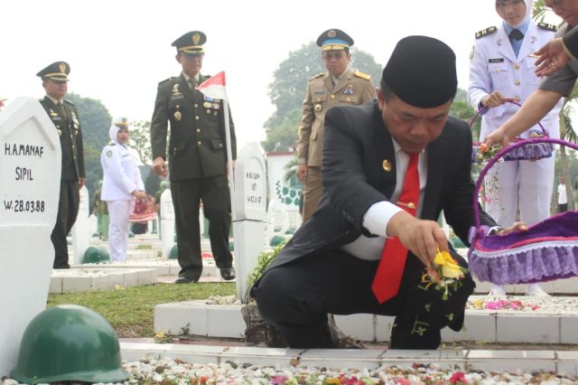 Ziarah ke Makam Pahlawan: Gubernur Al Haris Tabur Bunga dan Kirim Doa