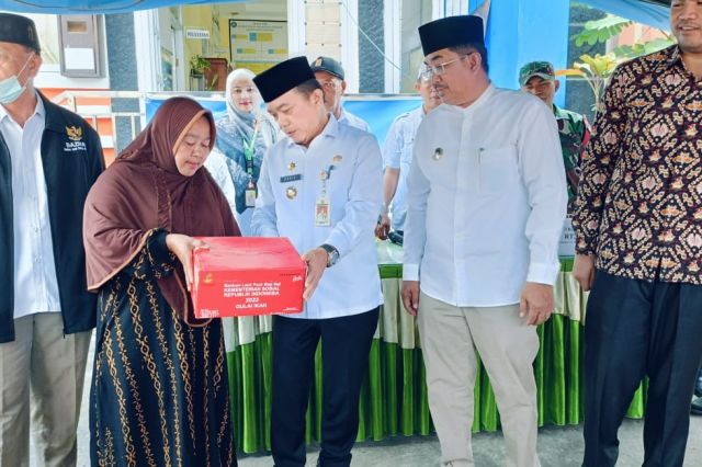Gubernur Al Haris Serahkan Bantuan Kebakaran di Lorong Banten Kuala Tungkal