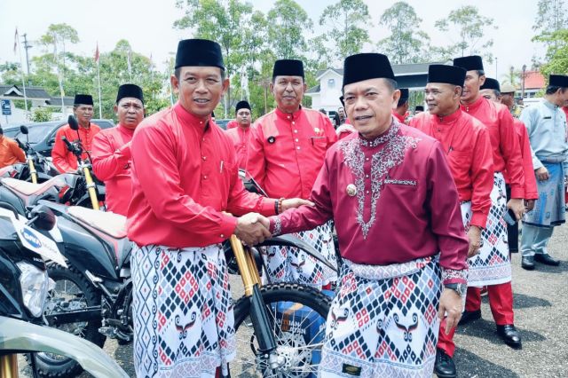 Gubernur Al Haris Kembali Serahkan Motor Dinas: Kali Ini Giliran Kades di Tebo